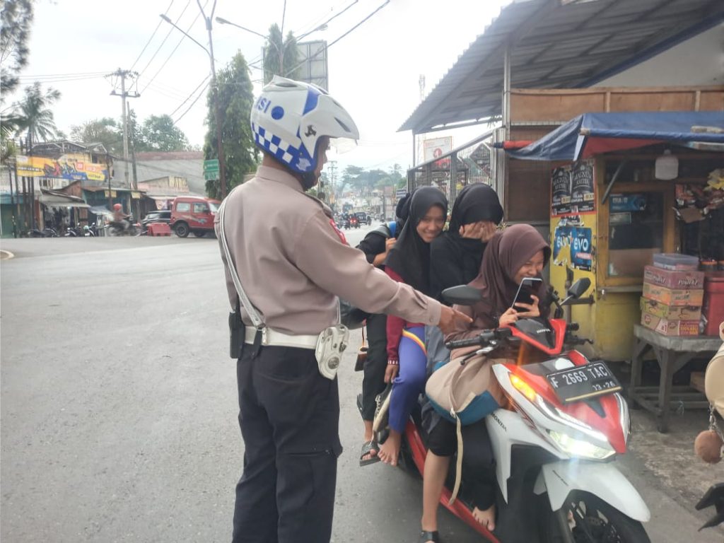 Polsek Sukaraja Berikan Sangsi Berupa Teguran Humanis Kepada Pengendara yang Melanggar Lalu Lintas