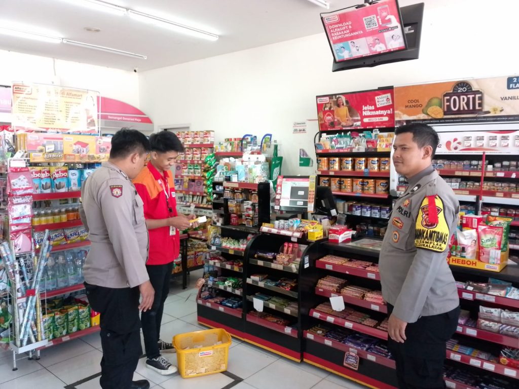 Sampaikan Himbauan Kamtibmas Kepada Karyawan Minimarket saat Patroli Siang