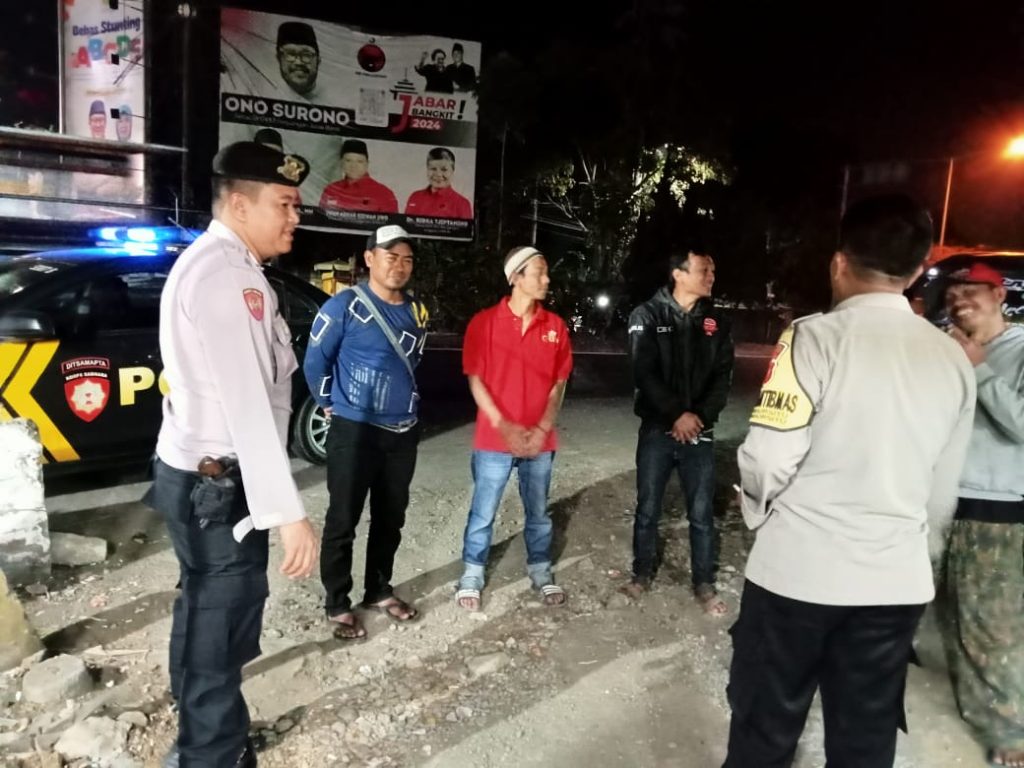 Polsek Lembursitu  Laksanakan Patroli Pada Malam Hari Dan Berikan Himbauan kamtibmas