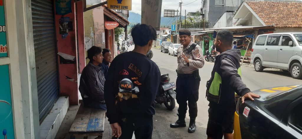 Anggota Polsek Lembursitu  melaksanakan Patroli Dialogis siang hari guna antisipasi gangguan Kamtibmas di wilayah Kecamatan Lembursitu