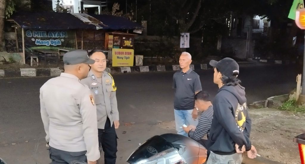 Jalin Silaturahmi, Bhabinkamtibmas Polsek Cikole Laksanakan Giat Sambang Warga