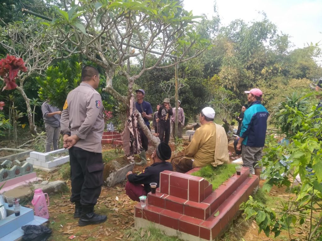 Bhabinkamtibmas Polsek Sukaraja Hadiri Pemakaman Dan Tokoh Masyarakat Desa sukamekar