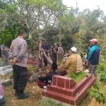 Bhabinkamtibmas Polsek Sukaraja Hadiri Pemakaman Dan Tokoh Masyarakat Desa sukamekar