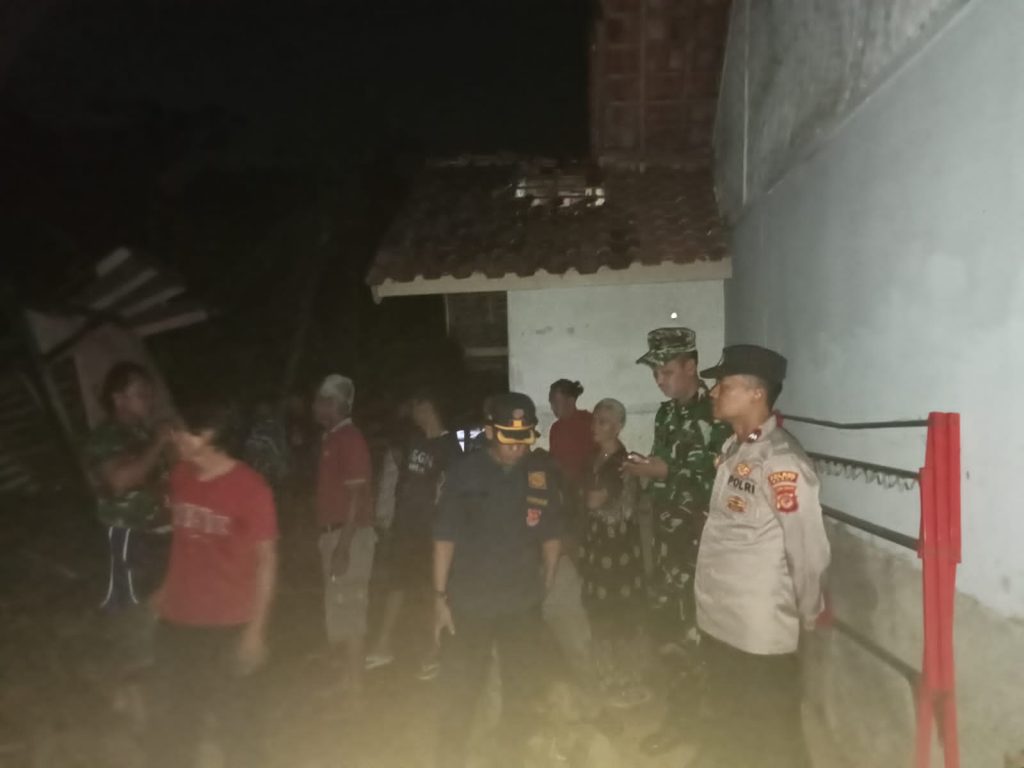 Polsek Pakenjeng Cek TKP Kebakaran Dua Unit Rumah