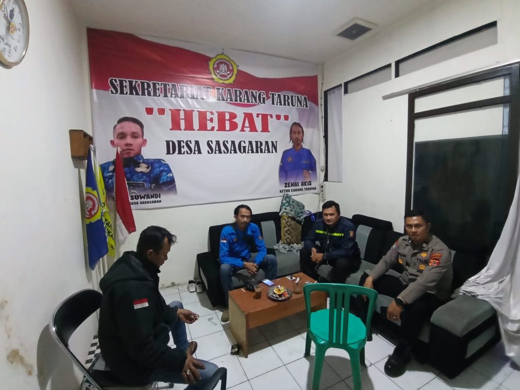 Unit Binmas Polsek Kebonpedes Dialogis Dengan Pemuda Karang Taruna Desa Sasagaran Sampaikan Himbauan Kamtibmas Jelang Pilkada 2024