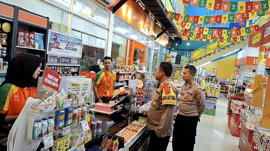 Polisi Patroli Malam Sambangi  Minimarket Dan Dialogis Dengan Masyarakat