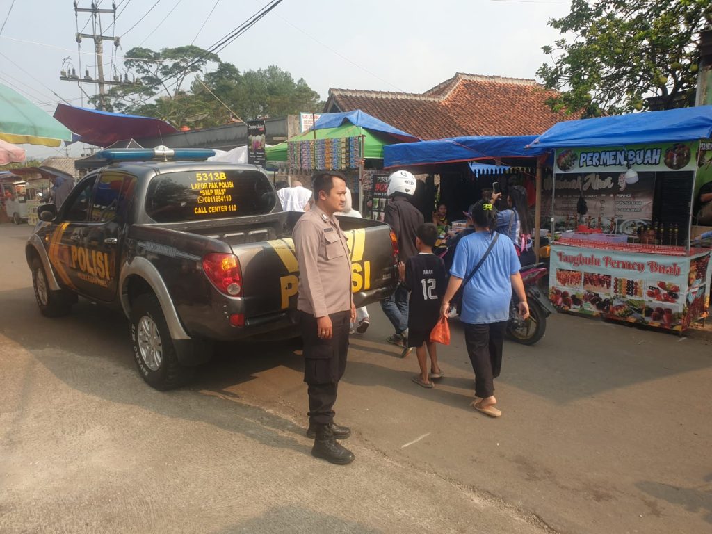 Bhabinkamtibmas Polsek Kebonpedes melakukan patroli di lokasi keramaian masyarakat Desa Sasagaran