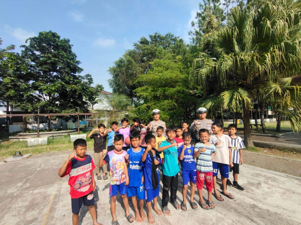 Polisi Berikan Himbauan Kepada Anak Anak Dalam Patroli Dialogis Ops Zebra