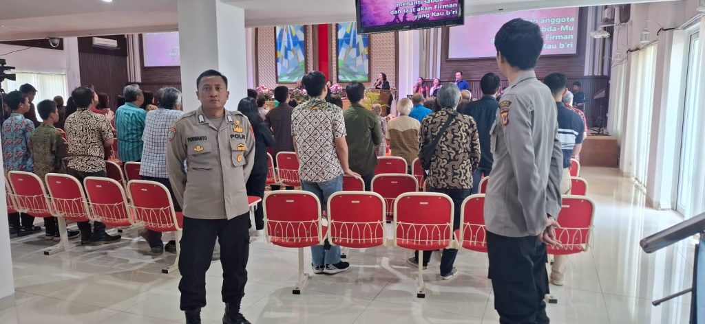 Personil Polsek Sukalarang Laksanakan PAM Ibadah Kebaktian di Gereja, Kristen Indonesia (GKI) Penginjil Kota Sukabumi