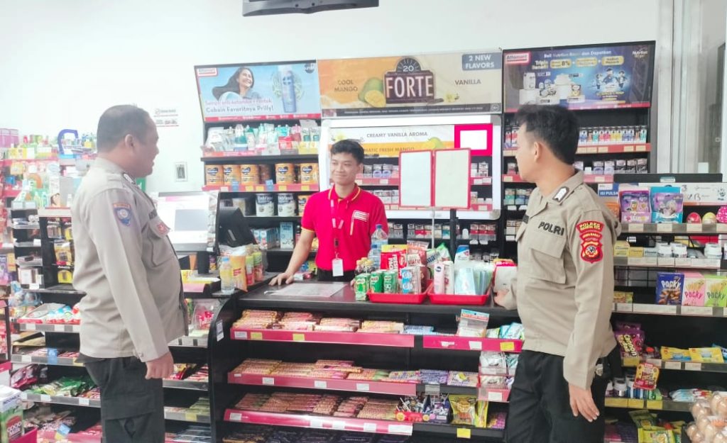 Polisi Sektor Sukalarang Patroli Malam Sambangi  Minimarket Dan Dialogis Dengan Karyawan