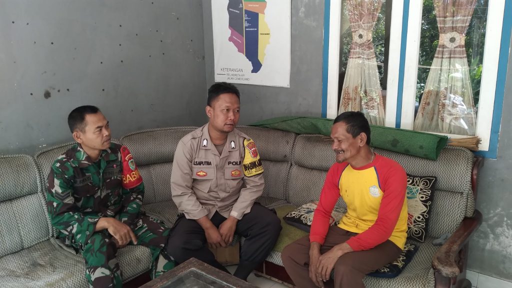 Bhabinkamtibmas Bersinergi dengan Babinsa Sambangi Warga Untuk Tingkatkan Harkamtibmas