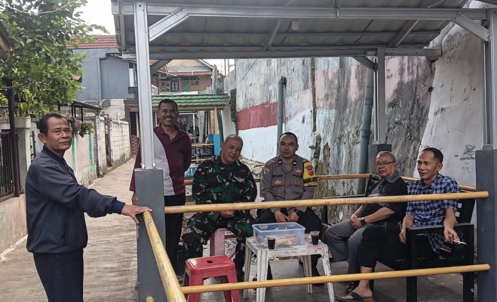 Bhabinkamtibmas Polsek Cikole dan Babinsa Laksanakan Giat Sambang Warga