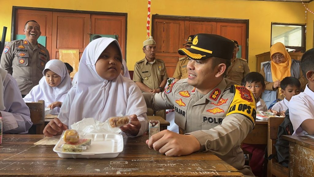 Polres Garut Bagikan Makan Bergizi Gratis Kepada Anak SD