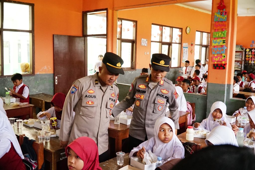 Polresta Bandung Monitoring Pendistribusian Makanan Bergizi di SDN Lemburmuncang, Soreang