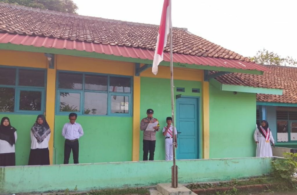 Hadir Sebagai Pembina Upacara, Bhabinkamtibmas Desa Kebonpedes Sampaikan Pesan Kamtibmas di Yayasan MTS Al Hidayah