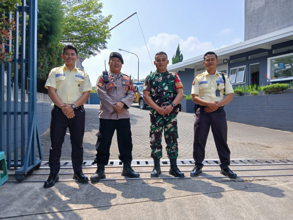 Perkuat Sinergitas TNI-Polri, PS Kanit  patroli bersama Babinsa Sambang ke Security secara bersama