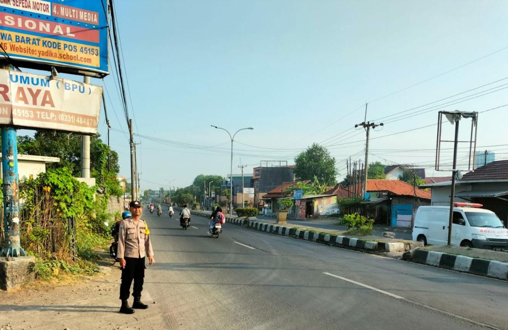 Berikan Yanmas Polsek Utbar Polres Cirebon Kota Siagakan personil lewat Gatur pagi hari