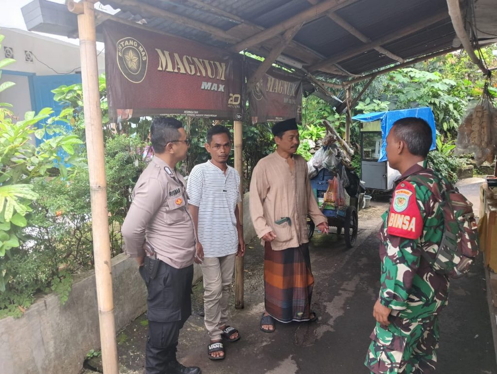 Bhabinkamtibmas Polsek Gunungpuyuh bersama Babinsa Patroli dialogis dan Sambang Warga