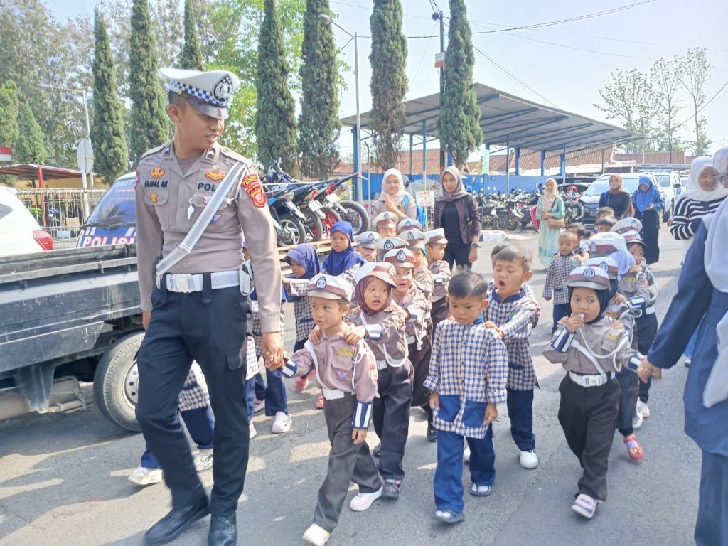 Polres Garut Kenalkan Program Polisi Sahabat Anak Untuk Tingkatkan Kesadaran Lalu Lintas Sejak Dini