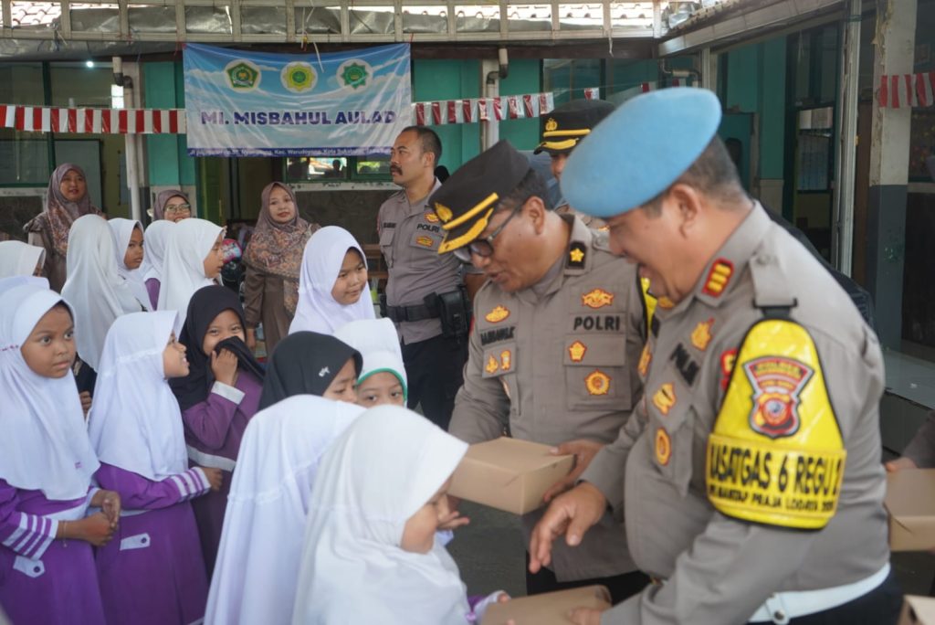 Terima Makanan Bergizi dari Polisi, Ratusan Siswa MI di Sukabumi Santap Siang di Sekolah