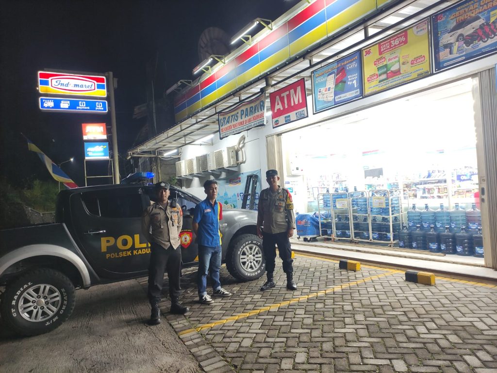 Patroli mobile rutin Polsek Kadudampit untuk mengantisipasi gangguan kamtibmas  di wilayah hukum polsek kadudampit