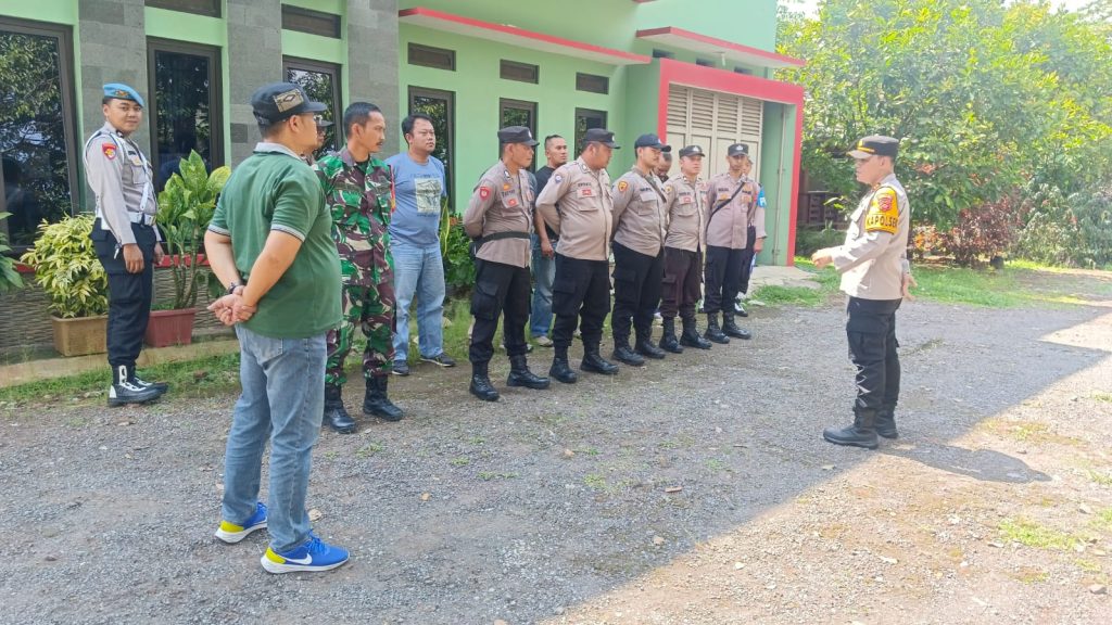 Polsek Kebonpedes Pengamanan kampanye silaturahmi dengan penggemar dan peternak ayam pelung (HIPPAP) Sukabumi Calon Bupati No. Urut 01 Drs. H. IYOS SOMANTRI, M.S,i