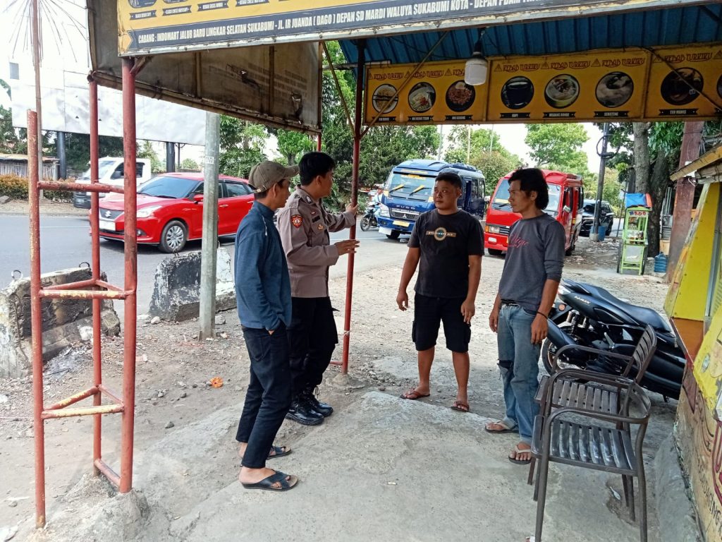 Patroli Dialogis Siang Hari, Anggota Polsek Lembursitu  Sampaikan Pesan Kamtibmas Kepada Warga