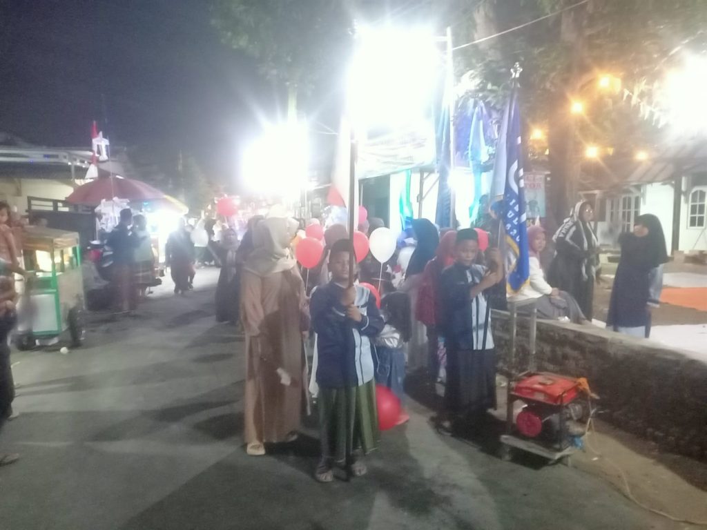 Berikan rasa aman, Bhabinkamtibmas Tuk Polsek Kedawung Polres Cirebon Kota kawal pawai hari santri