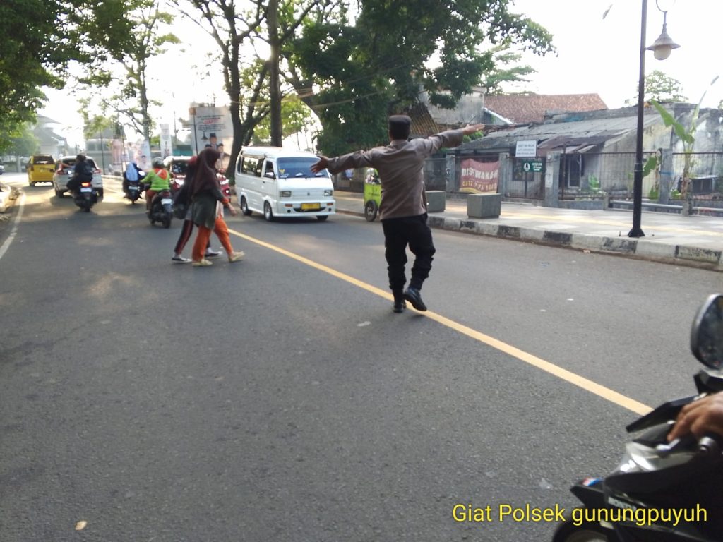 Polsek Gunungpuyuh rutin laksanakan Gatur Pagi, Agar Terciptanya Kamseltibcar Lantas dipagi hari diwilayah hukum Polsek Gunungpuyuh