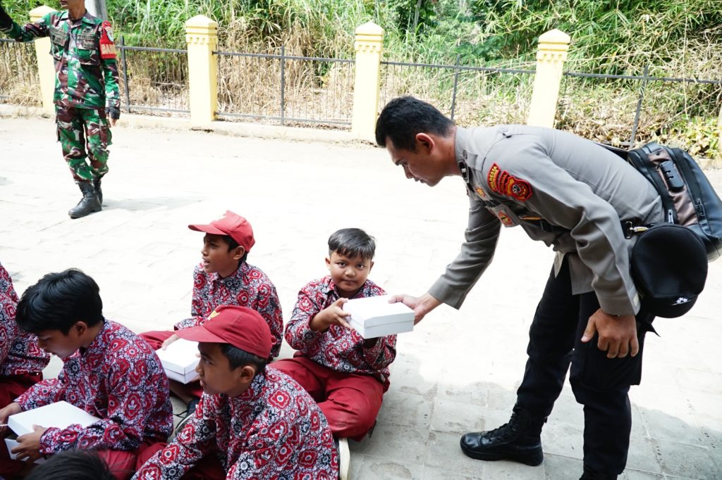 Makan Bergizi Gratis Terus Dilakukan Polresta Bandung dan Kodim 0624/ Kabupaten Bandung