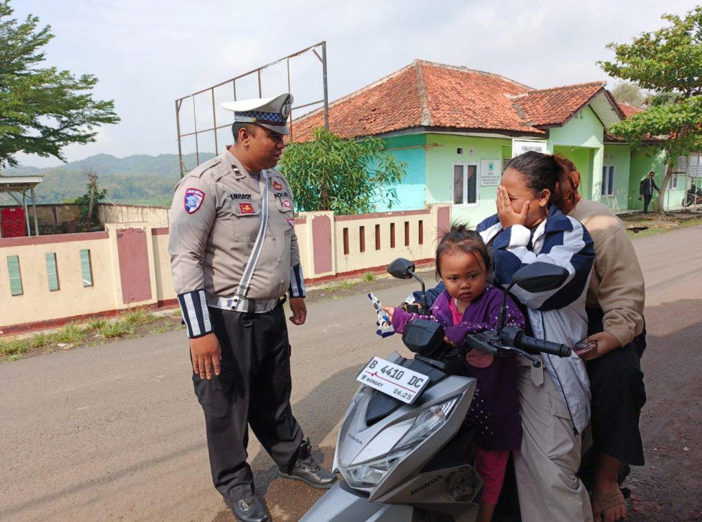 Polsek Gunungguruh Laksanakan Operasi Zebra Lodaya 2024 Memberikan Sangsi berupa Teguran secara lisan kepada pengendara yang melanggar Jaga Kondusifitas Pesta Demokrasi Pemilu Damai 2024