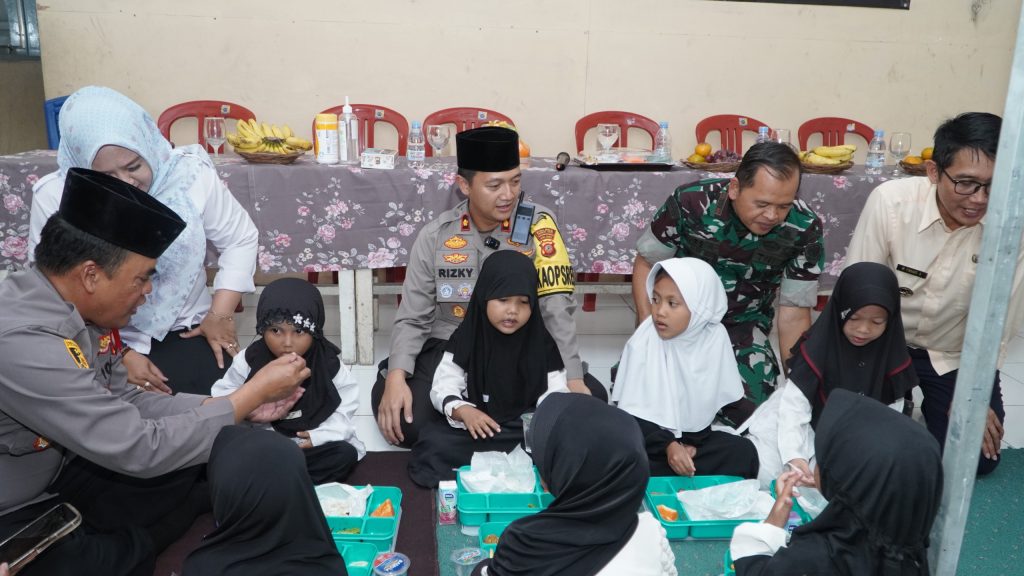 Dukung Program Pemerintah, Polres Cirebon Kota Berikan Makan Bergizi Kepada Siswa MDTA Baitussalam