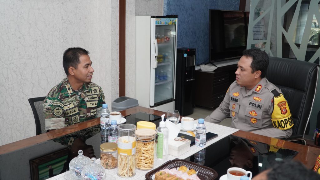 Kapolres Cirebon Kota Jalin Silaturahmi dengan Danyon Arhanud 14 PWY, Perkuat Sinergi TNI-Polri di Cirebon