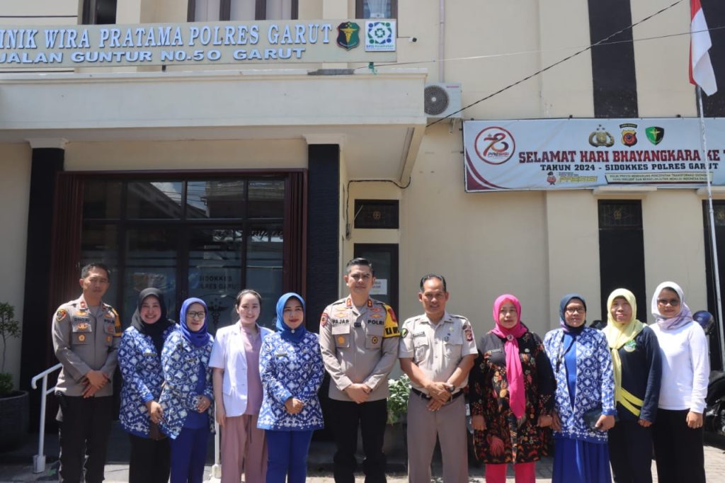 Polres Garut Jumat Berbagi Bersama Anak Sekolah SLB Negeri B Garut