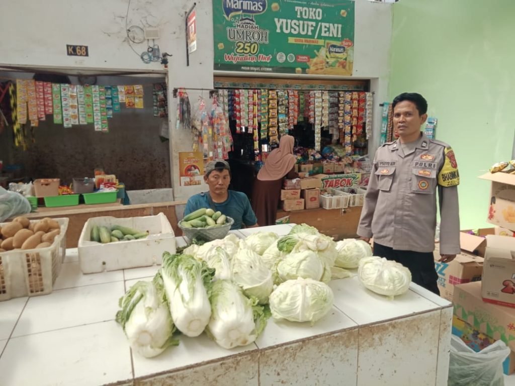 Ajak pelaku usaha Bhabinkamtibmas Drajat Polsek kesambi Polres Cirebon Kota bangun Cooling system