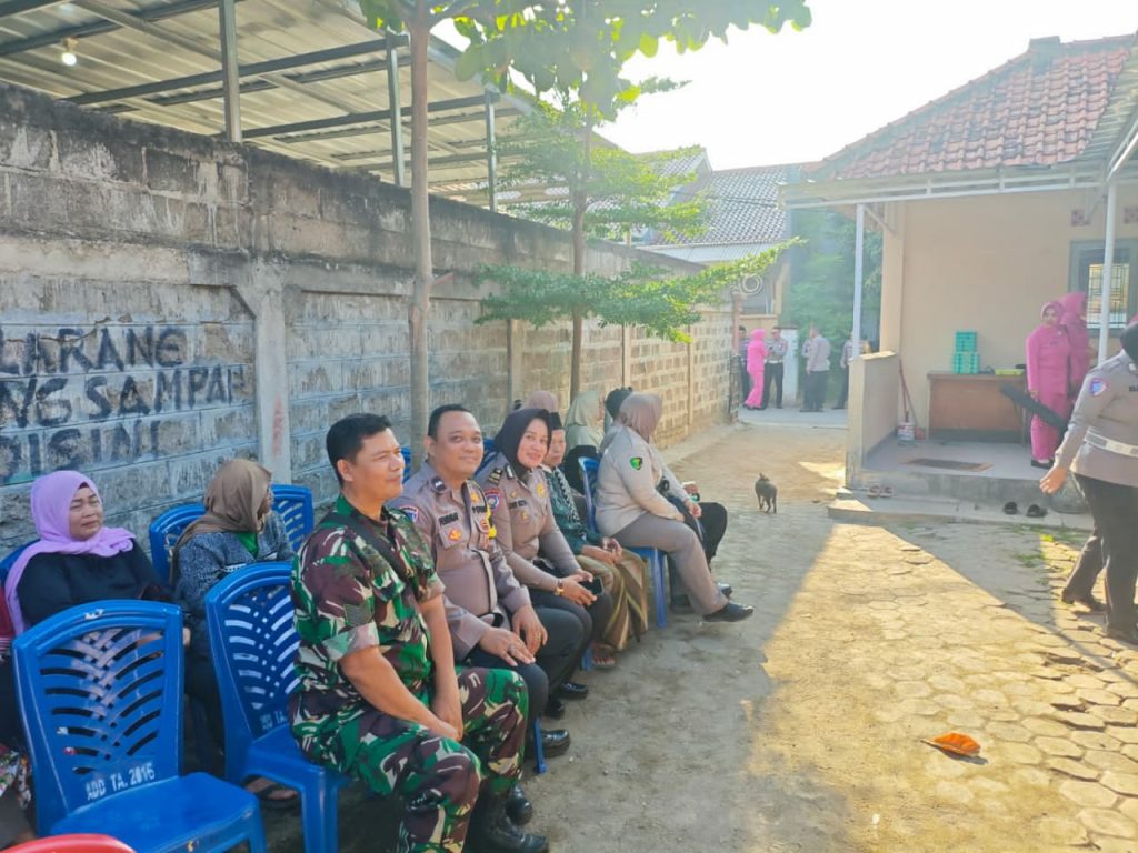 Ajak kerukunan Bhabinkamtbmas Sutawinangun Polsek Kedawung Polres Cirebon Kota bangun Cooling system