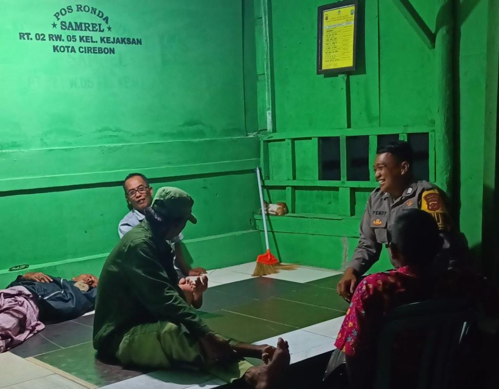 Cooling system, Bhabinkamtibmas Kejaksan Polsek Utbar Polres Cirebon Kota sambangi poskamling