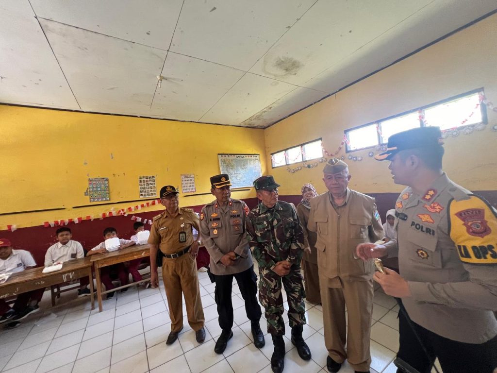 Polri dan TNI Sinergi Uji Coba Makan Siang Bergizi Di SDN 1 Sucikaler