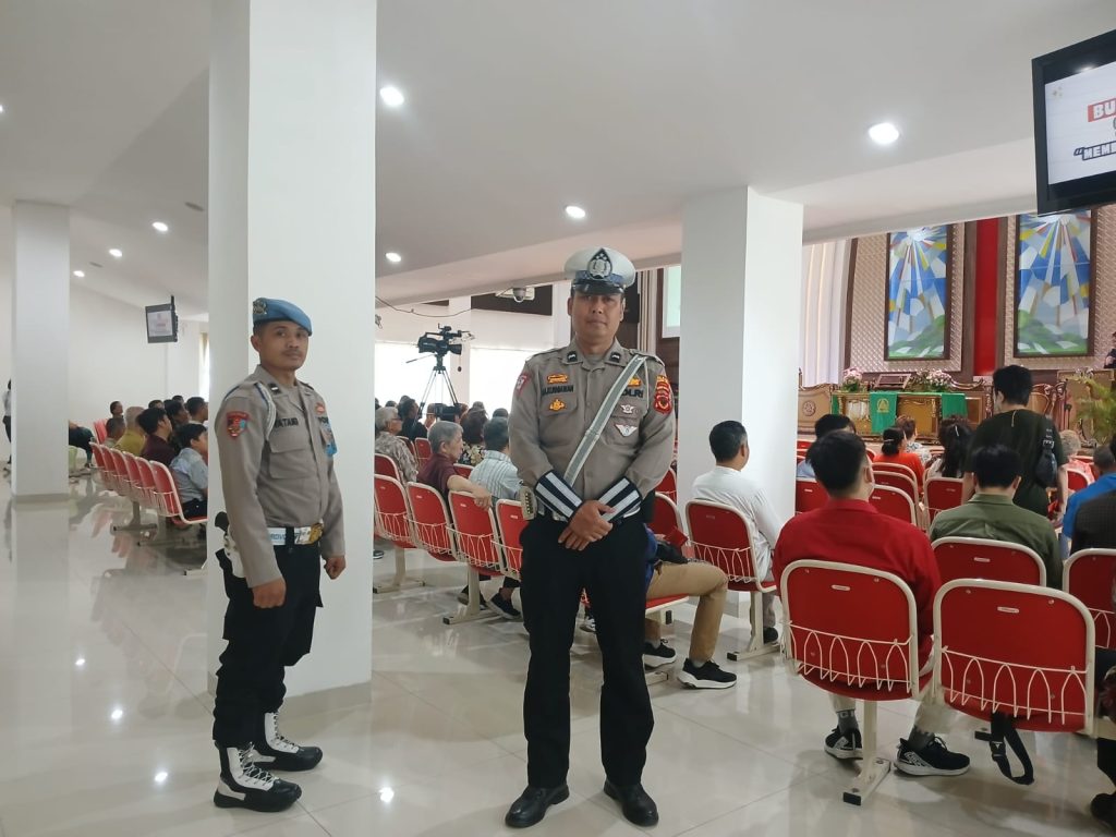 Personil Polsek Sukalarang Laksanakan Pengamanan Kebaktian Umum di Gereja GKI Penginjil Kota Sukabumi