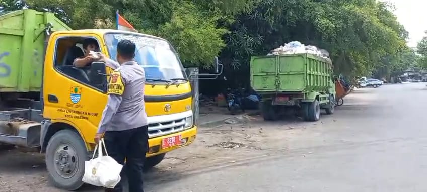 Wujud kepedulian, Bhabinkamtibmas kejasan Polsek Utbar Polres Cirebon Kota bagikan nasi kotak