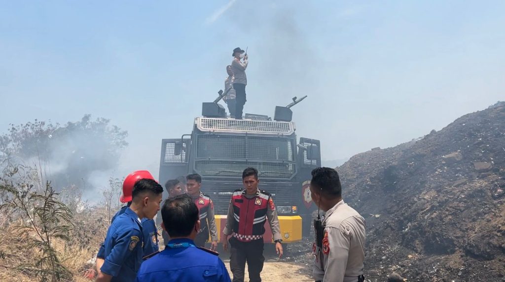 Polres Cirebon Kota Datangkan Mobil AWC Bantu Padamkan Api di TPA Kopi Luhur