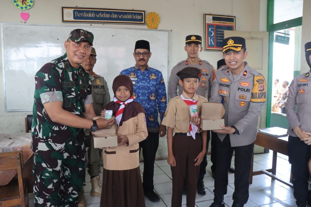 Polri dan TNI Kembali Gelar Uji Coba Makan Siang Bergizi Untuk Siswa Di MI Ibtidaiyah Al Hikmah