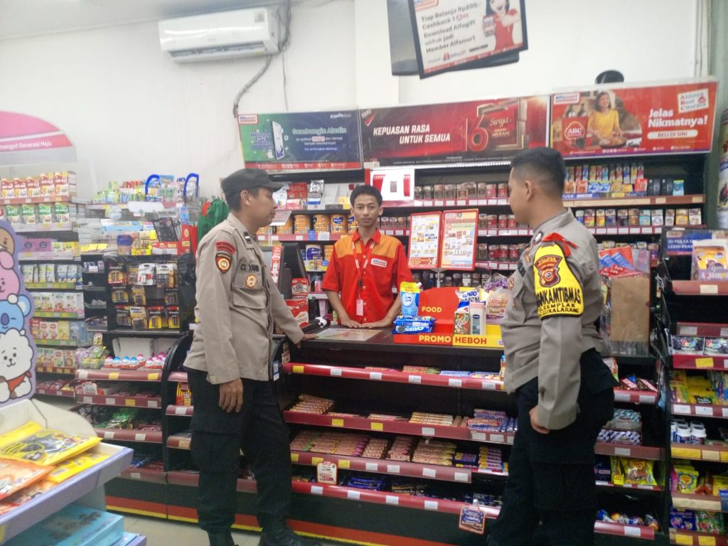 Anggota Samapta Polsek Sukalarang Laksanakan Patroli Dialogis Kerawanan Malam Sambangi Minimarket Alfamart Jelang pilkada serentak