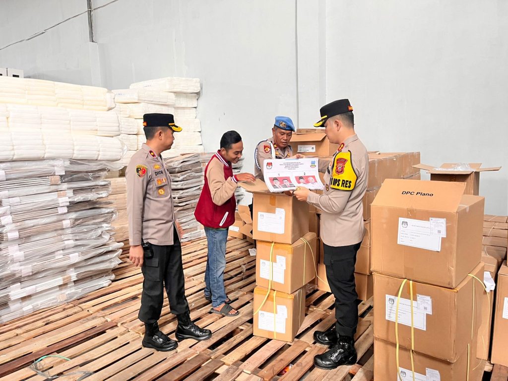 Pastikan Pilkada Lancar Kapolres Garut Cek Gudang Logistik KPU