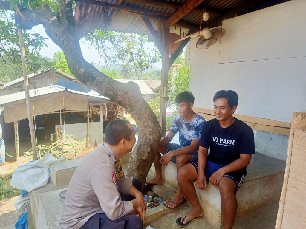 Bhabinkamtibmas Polsek Lembursitu selalu hadir di tengah kegiatan masyarakat Jelang Pilkada Serentak 2024