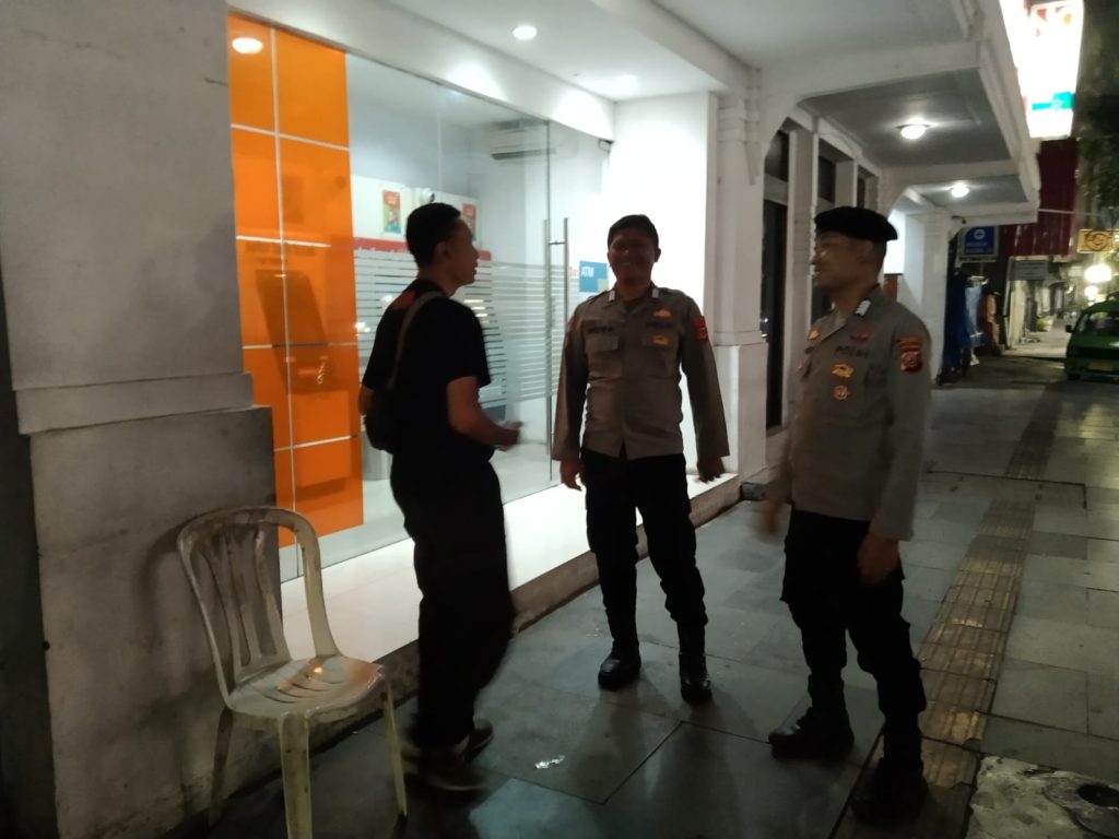 Unit Samapta Polsek Cikole Laksanakan Giat Rutin Patroli Pada Malam Hari Pilkada Serentak 2024