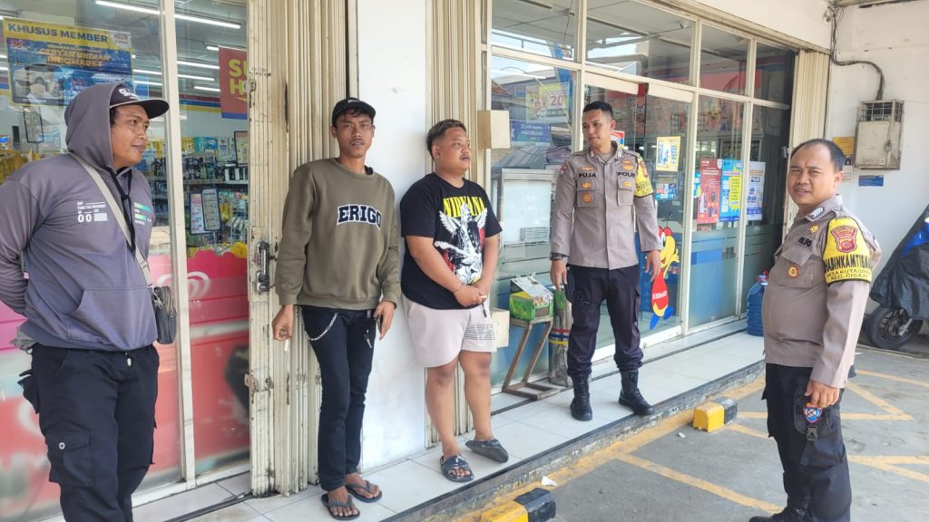 Patroli ke Minimarket, Unit Samapta Polsek Cisaat Berikan Himbuan Kamtibmas