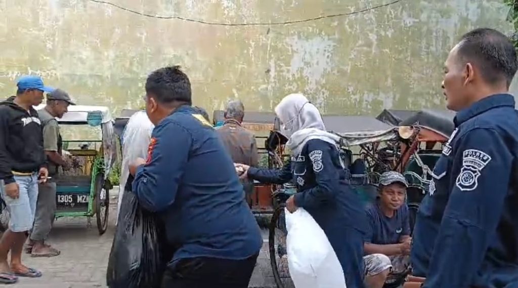 Siddokes Polres Garut Berikan Bansos Dan Skrining Kesehatan Untuk Tukang Becak