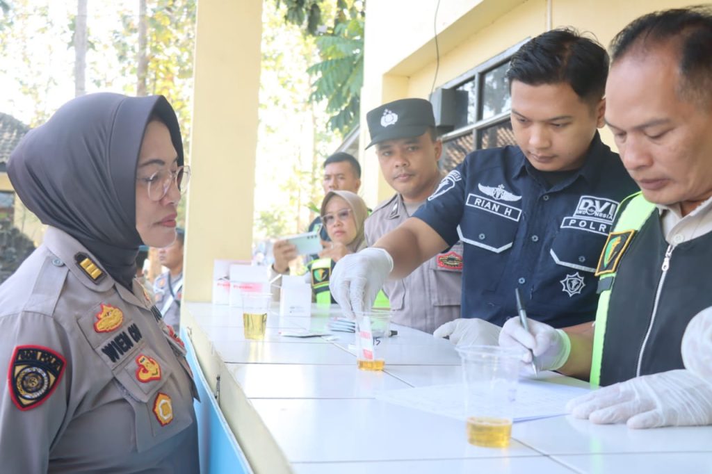 Propam Polres Garut Lakukan Tes Urin Dadakan