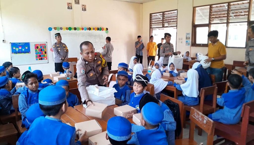 Peduli Kasih Anak Bangsa. Polsek Baros Gelar Jum’at Berkah bersama SD Qur’an Smart Sejahtera